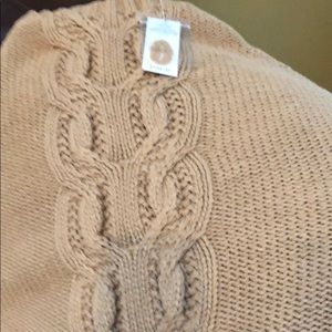 Quality heavy beige Cable knit sweater NWT